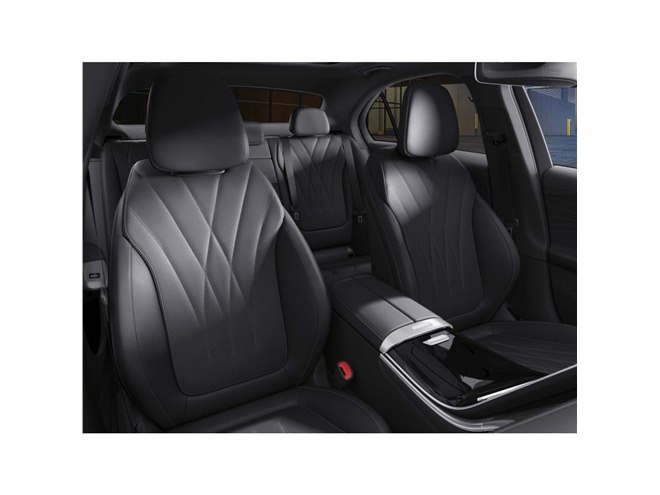 装備を充実させた最上級の「メルセデス・ベンツCクラス セダン」 200台