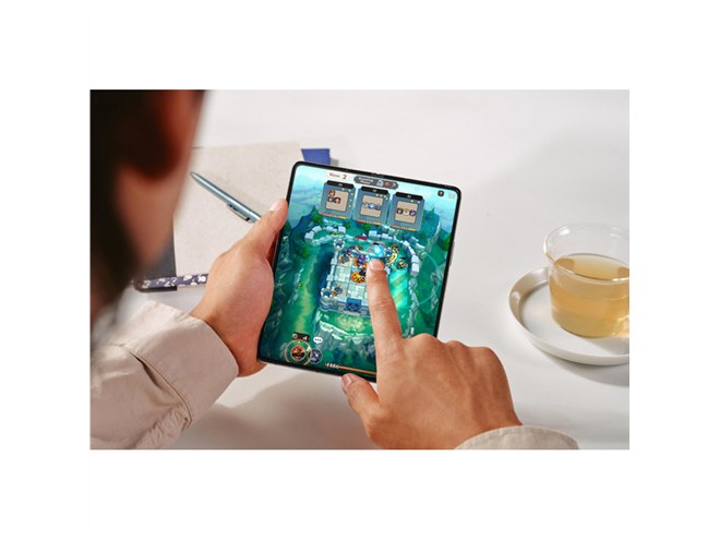 サムスン「Galaxy Z Fold5」発表、シリーズ最薄・最軽量で日差しの下