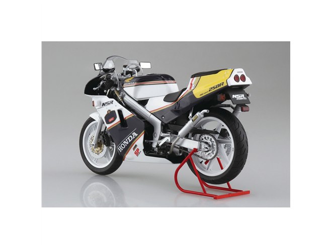 AOSHIMA、1988年モデルのホンダ「NSR250R SP」カスタム仕様を1 AOSHIMA、1988年モデルのホンダ「NSR250R SP」カスタム仕様を1