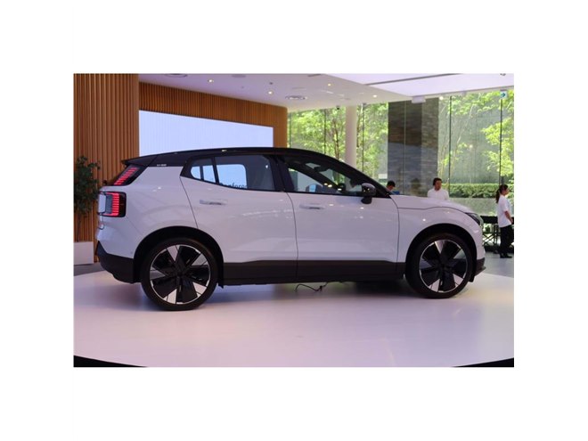 ボルボの新型電気自動車「EX30」が上陸 2023年内にもデリバリー開始