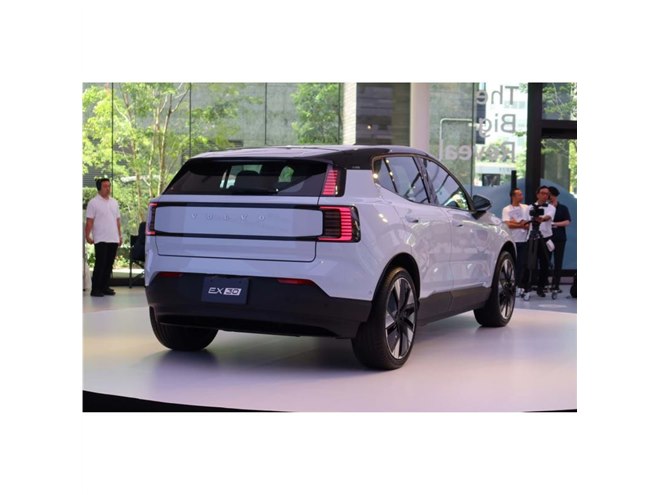 ボルボの新型電気自動車「EX30」が上陸 2023年内にもデリバリー開始