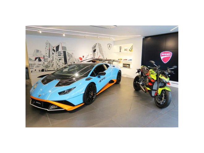ドゥカティとランボルギーニがコラボモデルの納車式を開催 貴重な一台