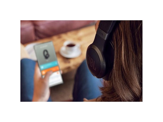 JBL、補正付きノイキャン機能を搭載したヘッドホン「LIVE770NC