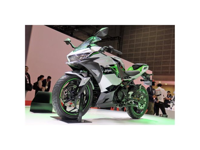 カワサキが5台のバイクを世界初公開 日本初公開となる電動バイクも出展