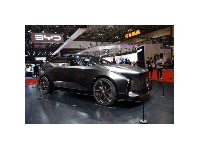 レクサスは“未来のモビリティー体験を変える”電気自動車を展示