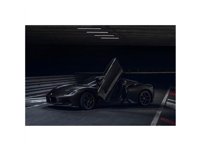 漆黒のボディーに注目 マセラティが「MC20」初の限定車「MC20ノッテ
