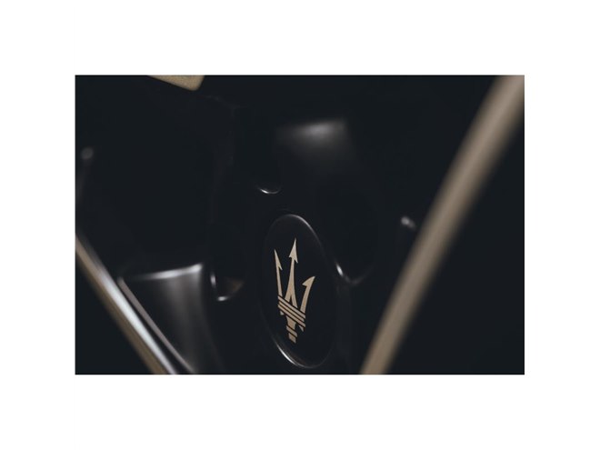 漆黒のボディーに注目 マセラティが「MC20」初の限定車「MC20ノッテ