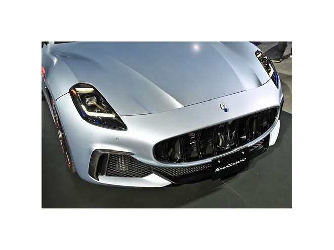 新型「マセラティ・グラントゥーリズモ」、築地本願寺でお披露目