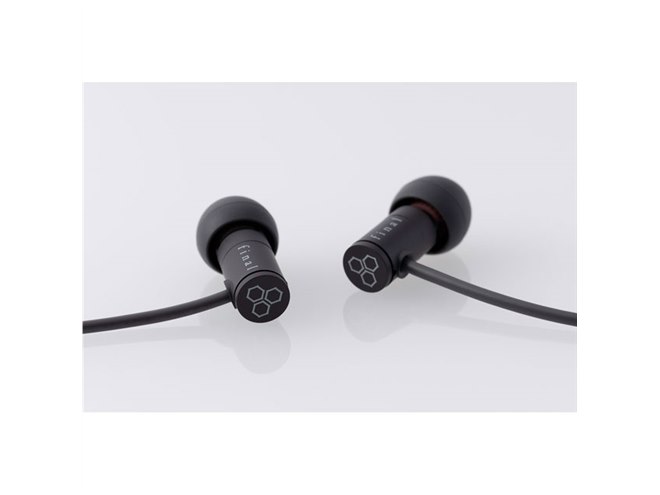 2,980円、“音像定位に特化”したfinalゲーミングイヤホン「VR500 for