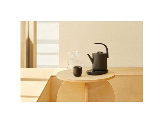 EPEIOS、“入り江をイメージ”した持ち手の電気ケトル「COVE」1度単位で