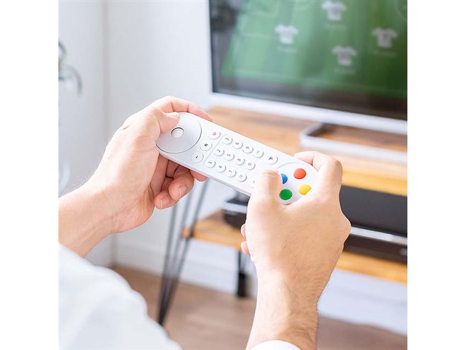サンワ、コントローラーとしても使えるスマートテレビ用リモコン「400