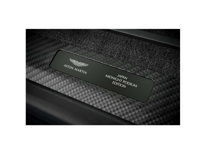 日本限定11台の「アストンマーティンDBX707ミッドナイト ポディウム