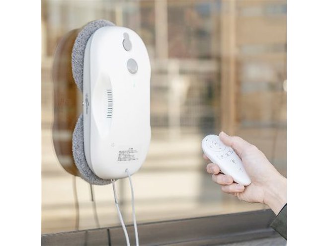 窓　掃除機 サンワ、窓に張り付いて自動で水拭きするリモコン付き窓拭き