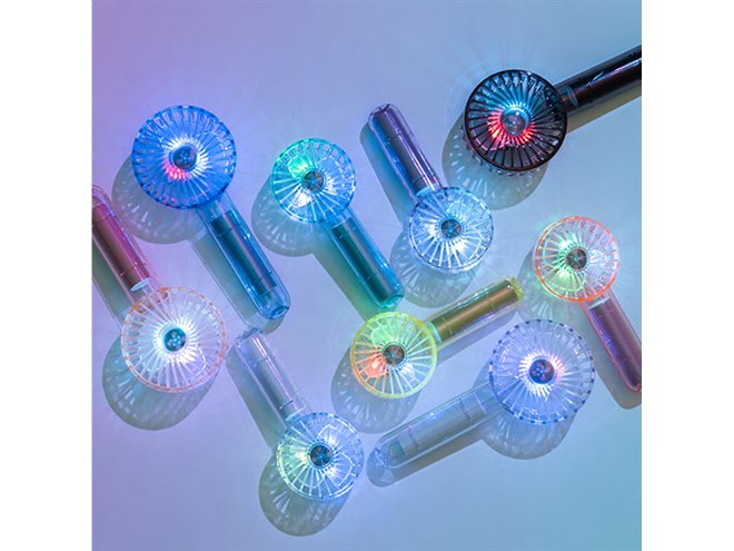 ライフオンプロダクツ、7色に光るLEDライトを搭載した「クリアファン