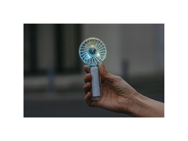 ライフオンプロダクツ、7色に光るLEDライトを搭載した「クリアファン