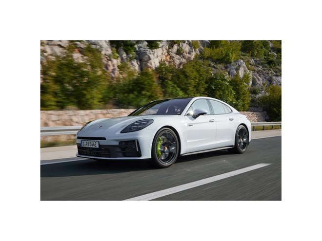 ポルシェジャパンが新型「パナメーラ」の予約注文受け付けを開始