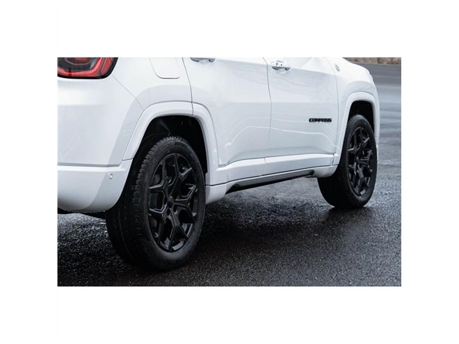 ジープ・コンパス」に黒と赤のアクセントが目を引く限定車「ブラック