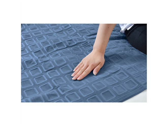 サンコー、マット内部に水を循環させて冷やす「ひんやり水流快眠マット