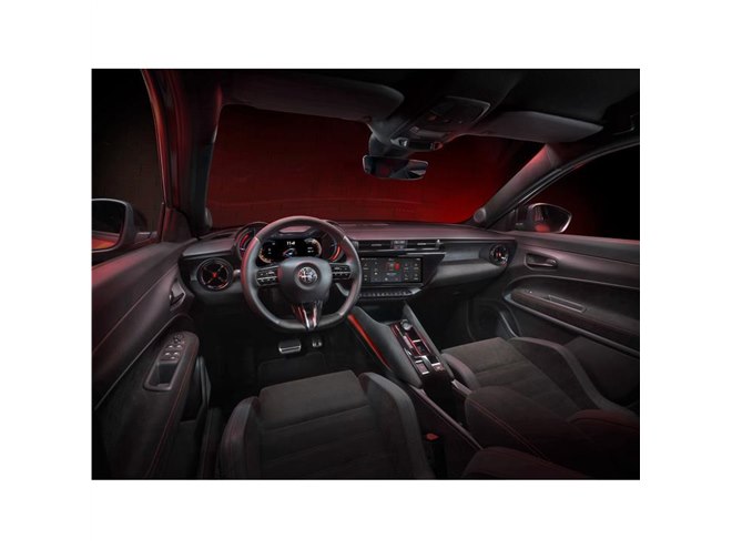 アルファ・ロメオの新型コンパクトSUV「ミラノ」がデビュー5日で