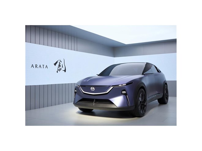マツダが北京で4ドアセダンとSUVの電気モデルを同時に発表 - 価格.com