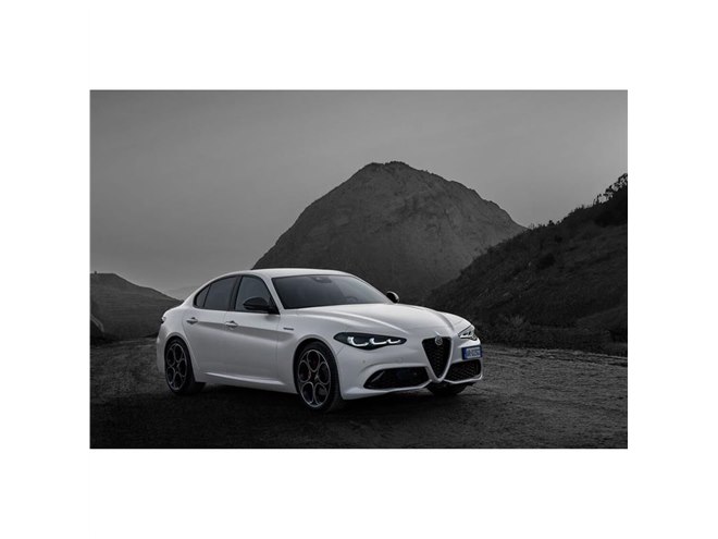 アルファ・ロメオ・ジュリア」の限定車「ヴェローチェ モノクローム