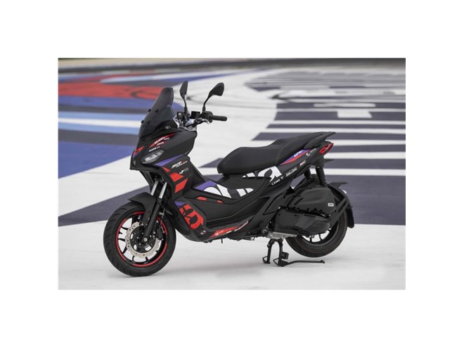MotoGPマシンをイメージしたアプリリアのスクーター「SR GT200レプリカ