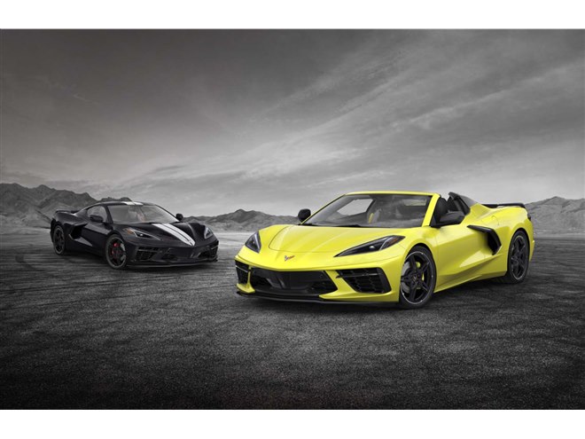 クーペとコンバーチブル合わせて40台限定 エンジンまわりが特徴的な