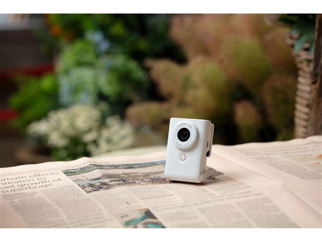 キヤノン、縦型デザインのVlogカメラ「PowerShot V10」に