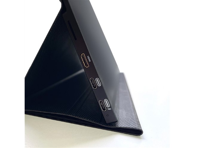 ユニーク、スマホとワイヤレス接続できるWi-Fi対応15.6型モバイル