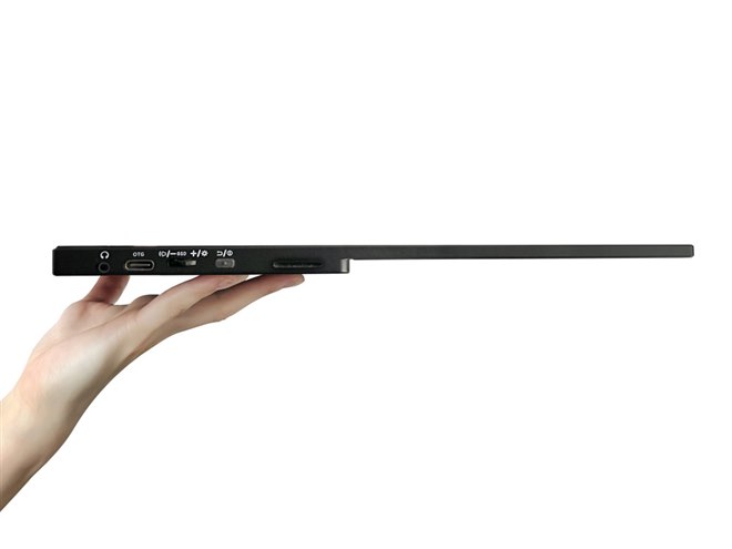 ユニーク、スマホとワイヤレス接続できるWi-Fi対応15.6型モバイル