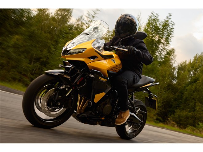 トライアンフ オートバイ TIGER 800 BJ800 800cc　実働品　車検あり トライアンフが新型アドベンチャーバイク「タイガースポーツ800」を