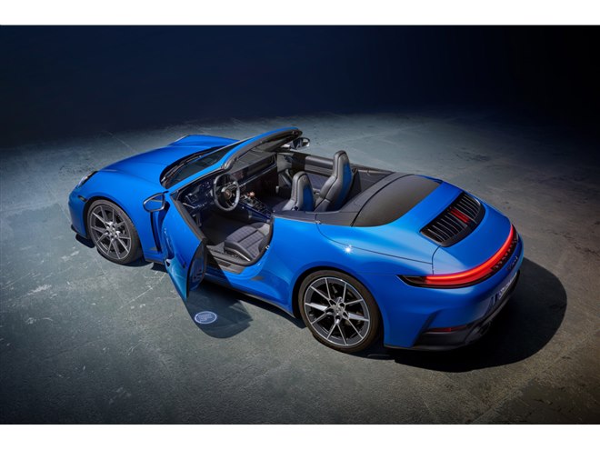 カブリオレ」もラインナップ 改良型「ポルシェ911カレラT」登場 - 価格.com