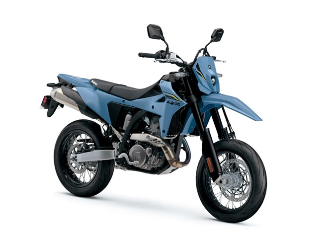 スズキがイタリアのバイクショーで400ccクラスの新型「DR-Z4S