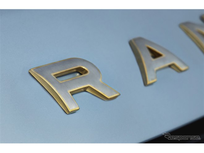 ✨超レア未開封 ランドローバー60周年記念写真集 エンブレムは18K！ レンジローバー、職人技を結集した「輝く」カスタム