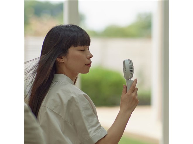 リズム風」と「充電残量表示」を追加したハンディファン「Silky