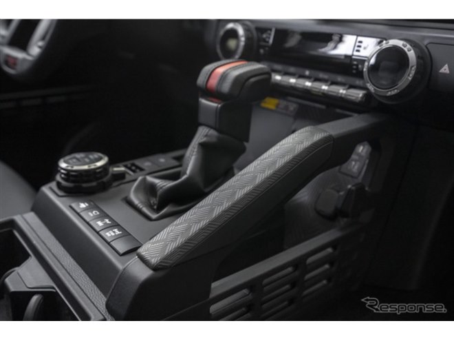 DJ K　4ランナー6点セット 4EVER Untamed」のキャッチを掲げた第6世代の新型トヨタ・4