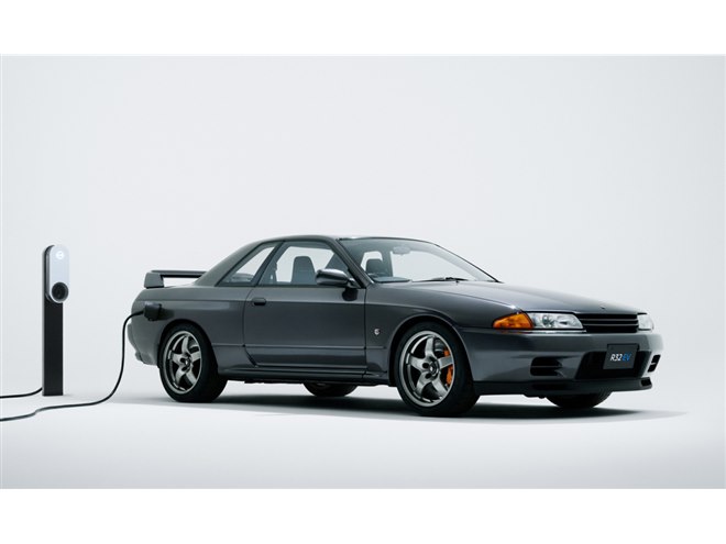 日産はレーシングカーから市販予定の初公開モデルまで多様な車両を展示