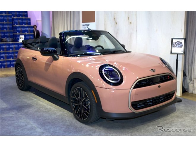 PANTONEが選ぶ2025年の注目色「モカムース」まとうMINI