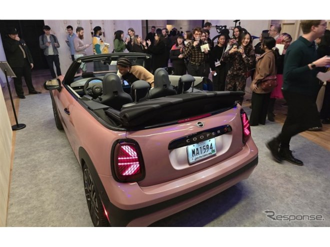 PANTONEが選ぶ2025年の注目色「モカムース」まとうMINI