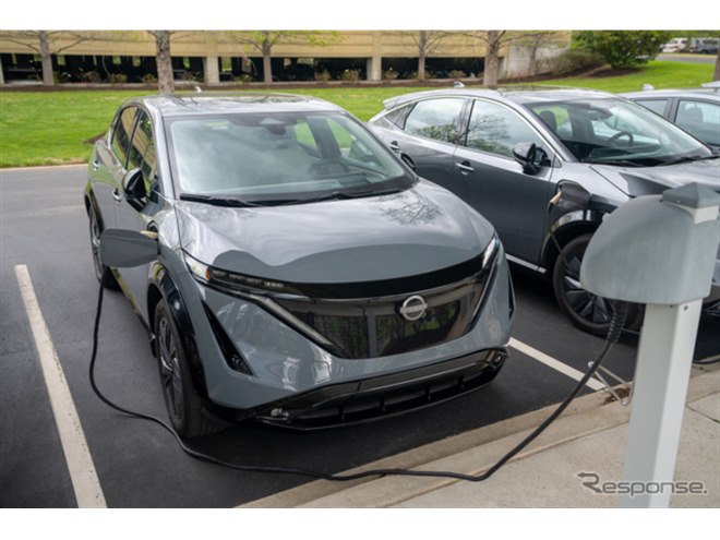 日産『アリア』米2025年型にワイヤレス充電を標準装備！ テスラ
