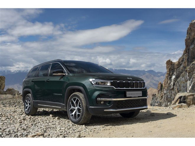 ジープ・コマンダー」の特別仕様車が登場 グリーンの限定色を採用