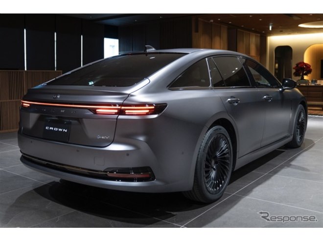 マットメタル”シリーズ第3弾、トヨタ『クラウン』セダンに設定 - 価格.com