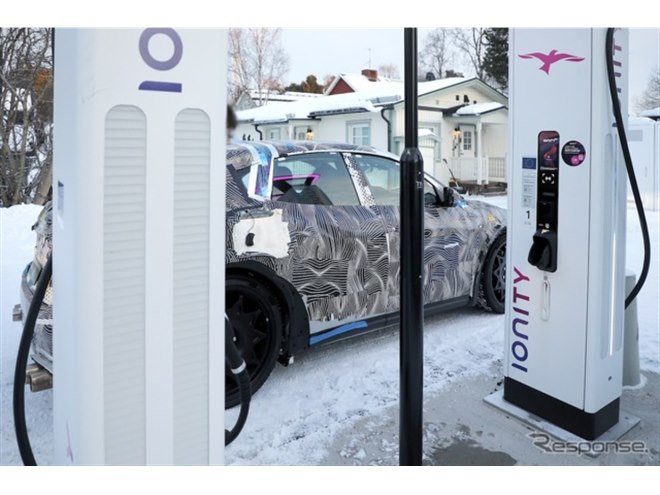 充電中のフェラーリを激写！ 初のBEVはクロスオーバーが有力に…価格は