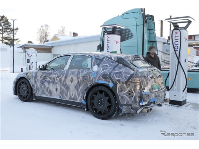 充電中のフェラーリを激写！ 初のBEVはクロスオーバーが有力に…価格は