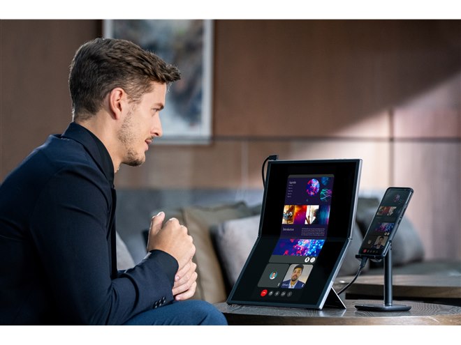 341,820円、折りたたみ式の有機ELパネルを採用した17.3型ポータブル