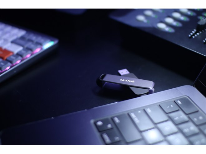 サンディスク、読み出し最大1000MB/sのポータブルSSD「スリム