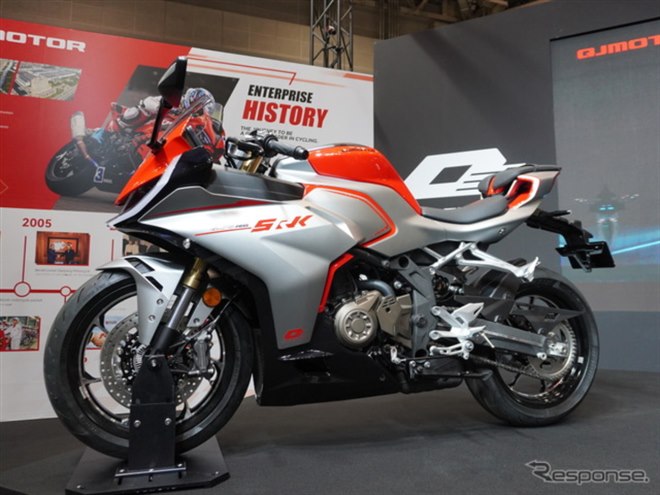 中国製400cc・4気筒が「第3の選択肢」に？ カワサキZX4RとホンダCB400