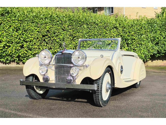 明治産業が1938年に製造された英国車アルヴィスのコンティニュ