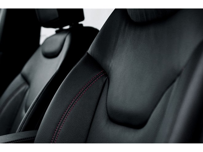 黒いサメ”がコンセプト 「ジープ・コンパス」の限定車発売 - 価格.com