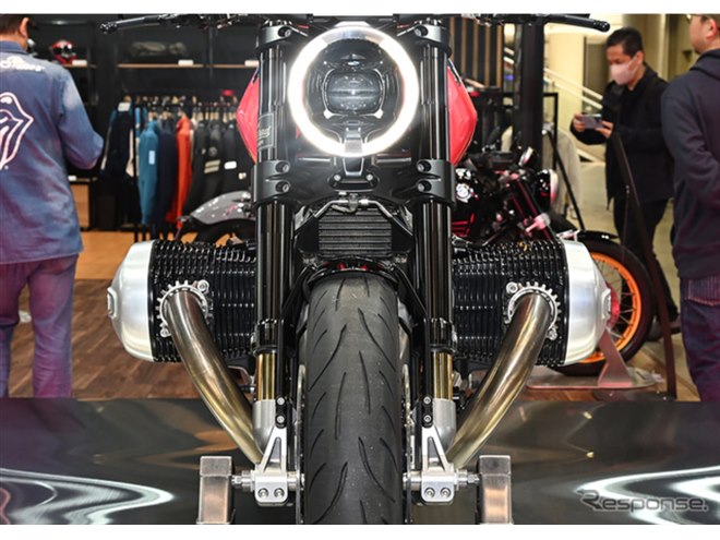 左右に飛び出したドデカ水平対向エンジン！BMWの次世代ロードスターに